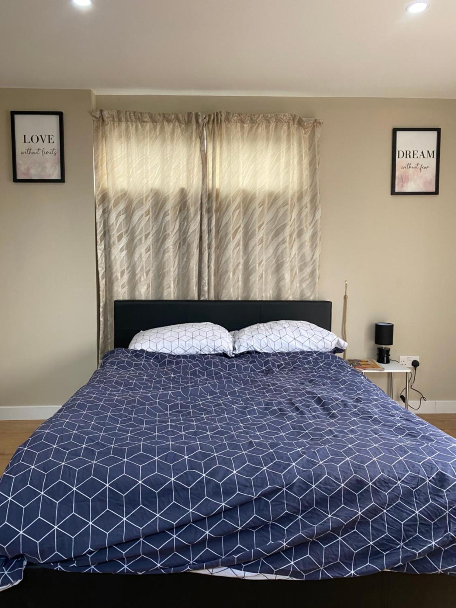 A Spacious Double Bed Studio Stoke-on-Trent Luaran gambar